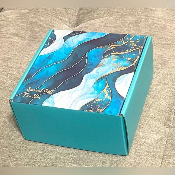 ⭐️NEW IN GIFT BOX 20oz Insulated Tumbler ~ Not A Day Over Fabulous Birthday Cup🩵 - Picture 6 of 15